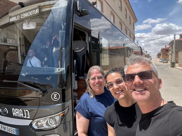 Jose, Erica y Juani integrantes de Viajes Claria - Equipo