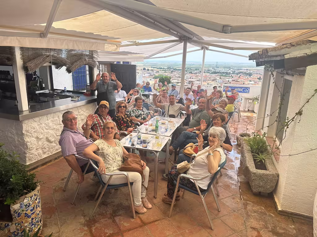 Grupo de jubilados disfrutando de una comida con pensión completa en un viaje de Viajes Claira