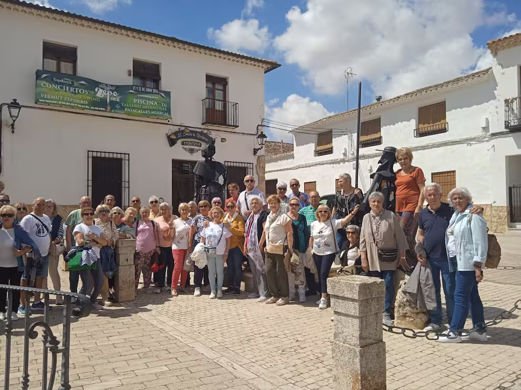 Asociación de jubilados recorriendo un pueblo blanco manchego en un viaje en grupo