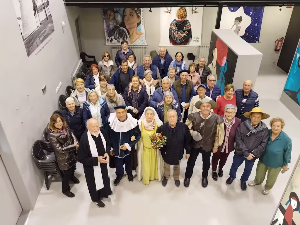 Grupo de mayores de 55 años en una calle de Castilla-La Mancha durante un viaje organizado