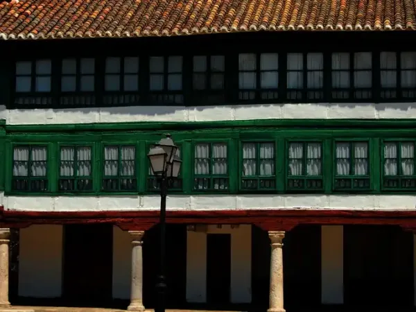 Galerías de madera verde y soportales de la Plaza Mayor de Almagro