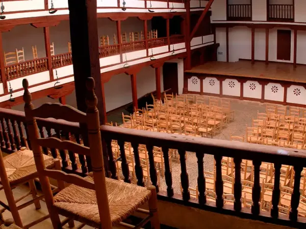 Interior del Corral de Comedias de Almagro con sillas de madera y estructura tradicional del siglo XVII