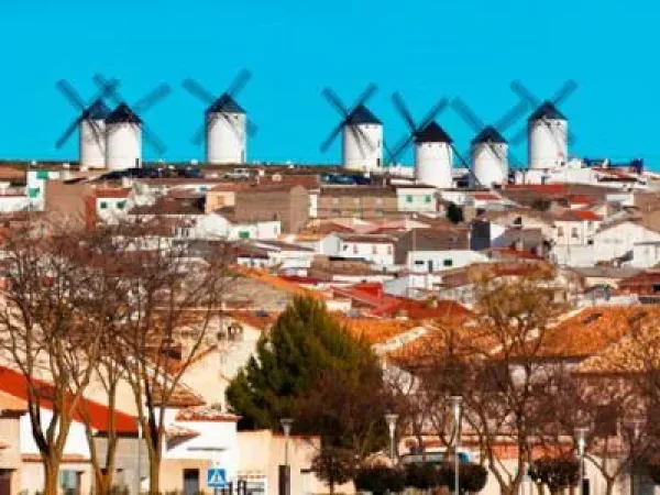 Panorámica de Campo de Criptana con los molinos de viento sobre la colina