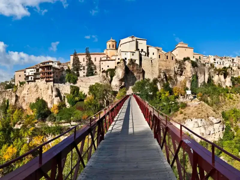Vista del Puente de San Pablo y las casas colgadas de Cuenca sobre la hoz del río Huécar.