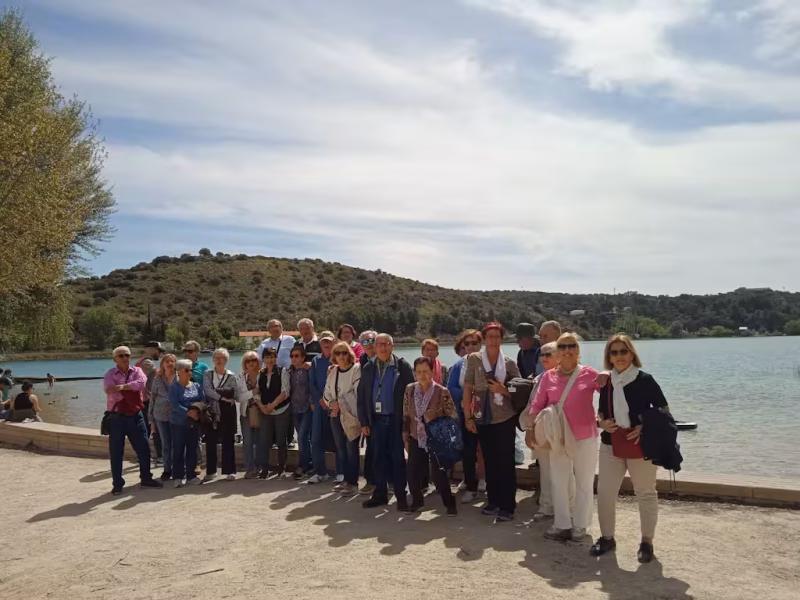 Grupo de seniors en un mirador de La Mancha durante unas vacaciones para mayores