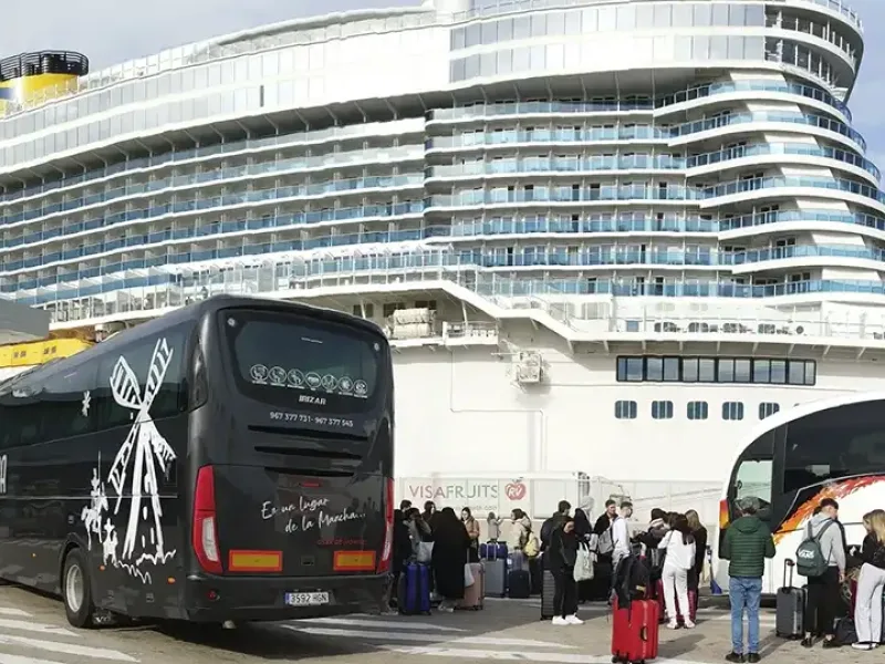 Grupo de viajeros desembarcando de un crucero y subiendo al autobús de Viajes Claira, especializado en rutas organizadas para grupos en España.